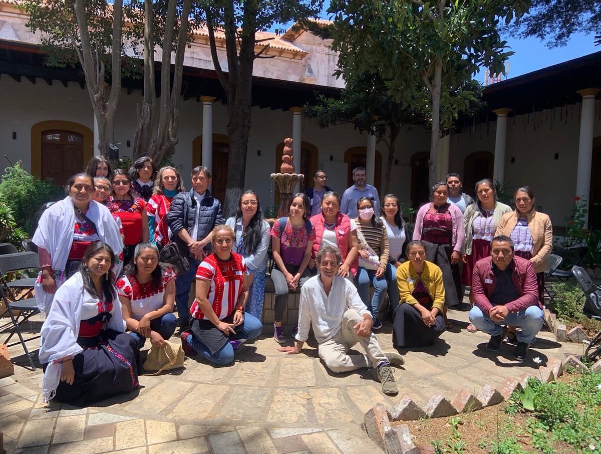 Juntxs por un #comercioético para todxs! Nos reunimos organizaciones, colectivas y grupos de artesanxs en un taller facilitado por la <a href="/UNESCO_es/">UNESCO en español 🏛️#Educación #Ciencia #Cultura</a> y la <a href="/cultura_mx/">Secretaría de Cultura</a> para dialogar, reflexionar y generar conocimiento compartido sobre la importancia de hablar de comercio ético. 💫