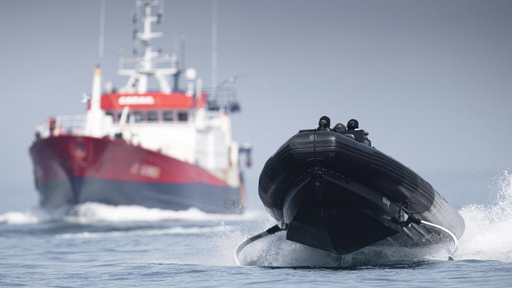 SEAirFrance's tweet photo. [Presse] @lalettreapi • « #SEAir séduit les propriétaires de méga-yachts et la défense européenne » https://t.co/IIL6W7WKwq [...] Sa technologie commence à trouver ses marchés dans la défense et le yachting de luxe #Transflytor #FlyingTender #FlyingBoat https://t.co/4JKv2pFpRI