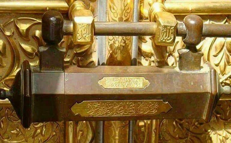 masifarshad's tweet photo. جنت کی چابیاں۔ 
شیخ صالح الشیبہ،عثمان بن طلحہ رضی اللہ تعالی عنہ کے 108ویں جانشین اور اولاد میں سے ہیں جنہیں رسول اللہ صلی اللہ علیہ وسلم نے کعبہ کی کنجیاں عطا کیں اور آنے والی صدیوں تک ولایت کا وعدہ کیا۔ ماشااللہ کیا قسمت پائی ہے۔ https://t.co/i41PmplrTN