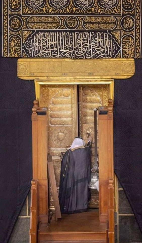 masifarshad's tweet photo. جنت کی چابیاں۔ 
شیخ صالح الشیبہ،عثمان بن طلحہ رضی اللہ تعالی عنہ کے 108ویں جانشین اور اولاد میں سے ہیں جنہیں رسول اللہ صلی اللہ علیہ وسلم نے کعبہ کی کنجیاں عطا کیں اور آنے والی صدیوں تک ولایت کا وعدہ کیا۔ ماشااللہ کیا قسمت پائی ہے۔ https://t.co/i41PmplrTN