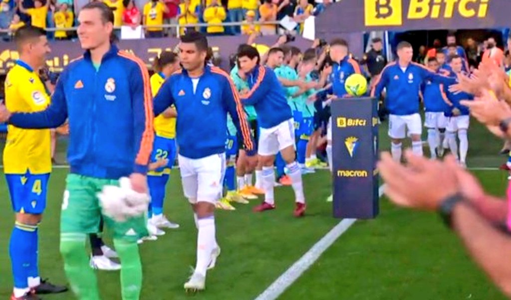 NacaoReal's tweet photo. Os jogadores do Cadiz fizeram o corredor para aplaudir os jogadores do Real Madrid pelo título de La Liga 👏 https://t.co/HGcNQGfFMV