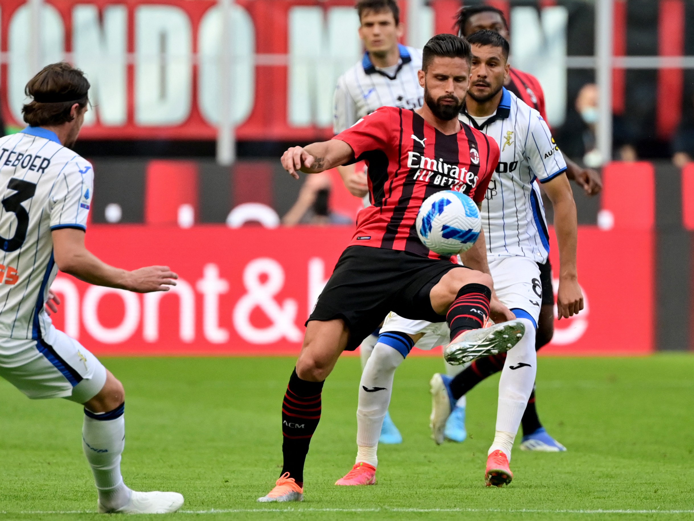 Goal Japan ミラン スクデット獲得に王手 難敵を レオン テオ エルナンデス のゴールで下した ミランが 11年ぶりの セリエa 優勝へ前進 この後 インテルがカリアリ戦で引き分け以下の場合 今節にミランの優勝が決定 ミラン 2 0