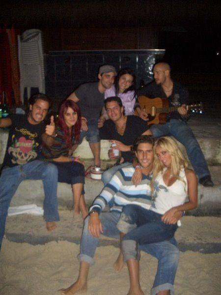 anythrowback's tweet image. 🔙 #ThrowbackRBD Anahí, Maite y Dulce con amigos en Guarujá, Brasil 🇧🇷 12.05.2008