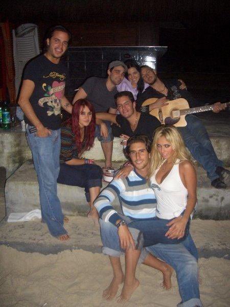 anythrowback's tweet image. 🔙 #ThrowbackRBD Anahí, Maite y Dulce con amigos en Guarujá, Brasil 🇧🇷 12.05.2008