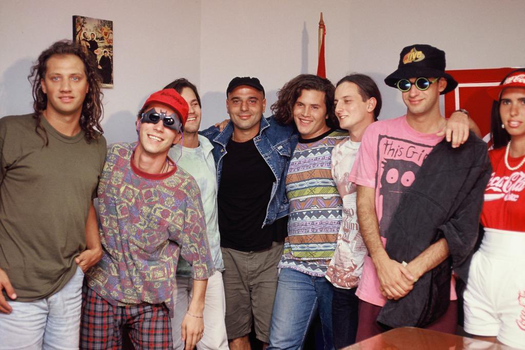 ¡Hola Asunción! 🇵🇾 Les compartimos uno de los momentos emotivos de la noche del viernes: Nos vinieron a visitar los queridos <a href="/deliveranspy/">deliverans</a> y recreamos una foto histórica. 
.
.
#SodaStereo #Paraguay