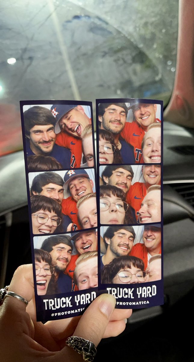 missprissleo's tweet photo. Idk how that lady got stuck in there but I hope someone gets her out :;(((( https://t.co/5pc3eJfdaj
