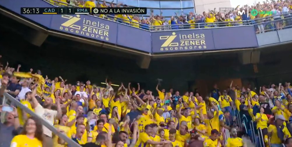MPlusDeportes's tweet photo. 1 minuto separa una foto de la otra.
Así es el fútbol, todo puede cambiar en un momento.
¡Empata el Cádiz que busca la permanencia con uñas y dientes!
#LaCasaDelFútbol https://t.co/uyWcPlEQBe