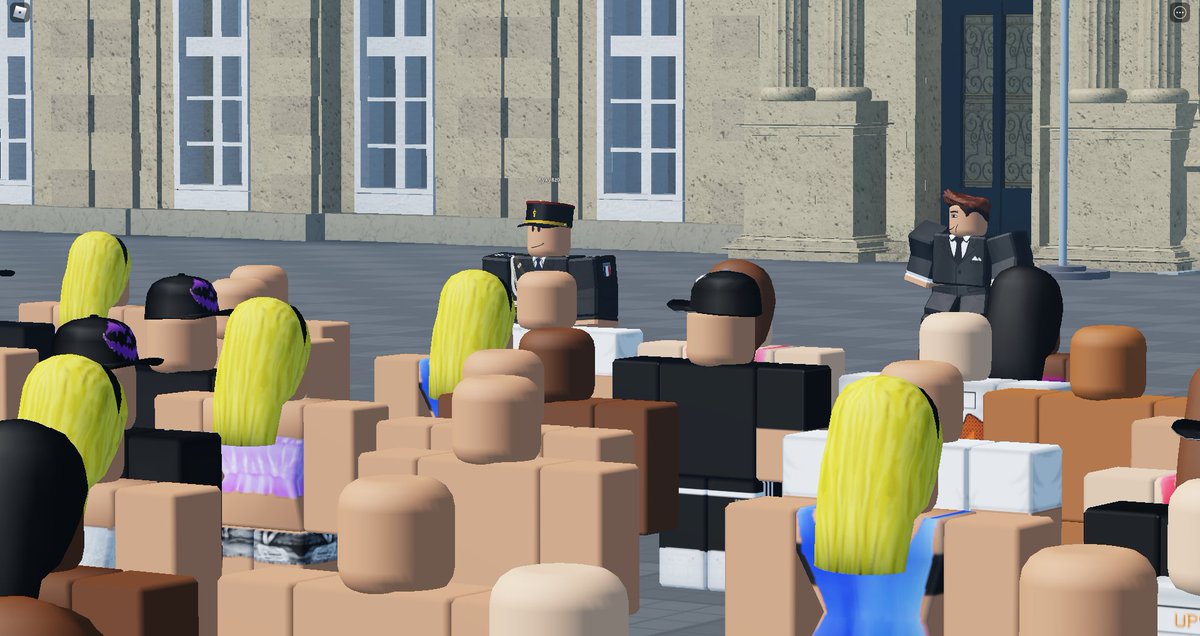BfmtvL's tweet photo. 🛑Point Positif : 
Le Général des armée à était reçu en grand pompe le déploiement des drapeaux européens, de L'OTAN ou encore de la France, déploiement spéciale également de troupe gendarme et du public clairement pour la gendarmerie. https://t.co/QBcsKzRJ6W