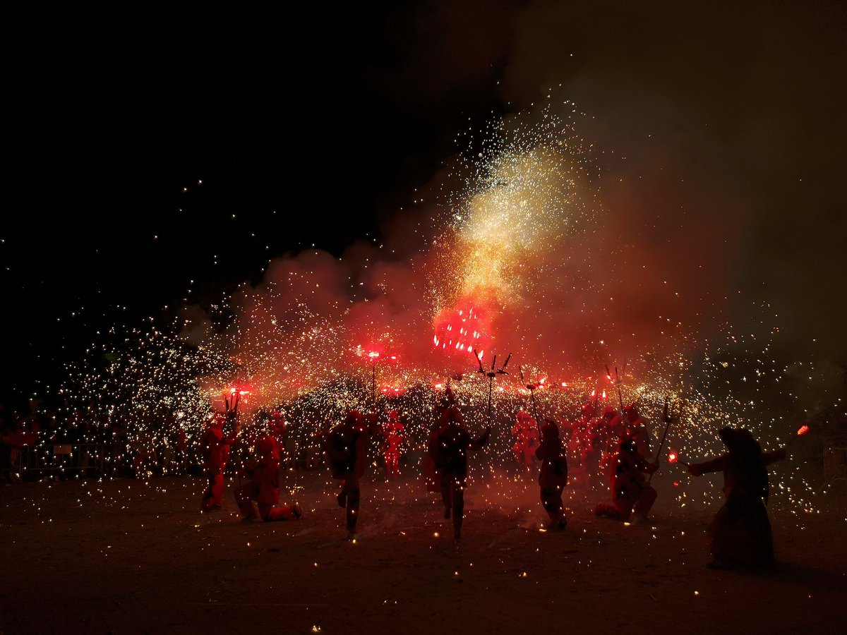 UAFValls's tweet photo. El #balldeDiablesdeValls volia foc i van tenir molt de foc!
Grans enceses realitzades ahir a la nit a Sant Pere de Ribes en el 3r Concurs d'Enceses de Catalunya.
#3rconcursenceses #SPRibes #fddc #balldediables #diables #diablesicorrefocs #enceses #correfoc #UAValls https://t.co/BRl9T3w10p