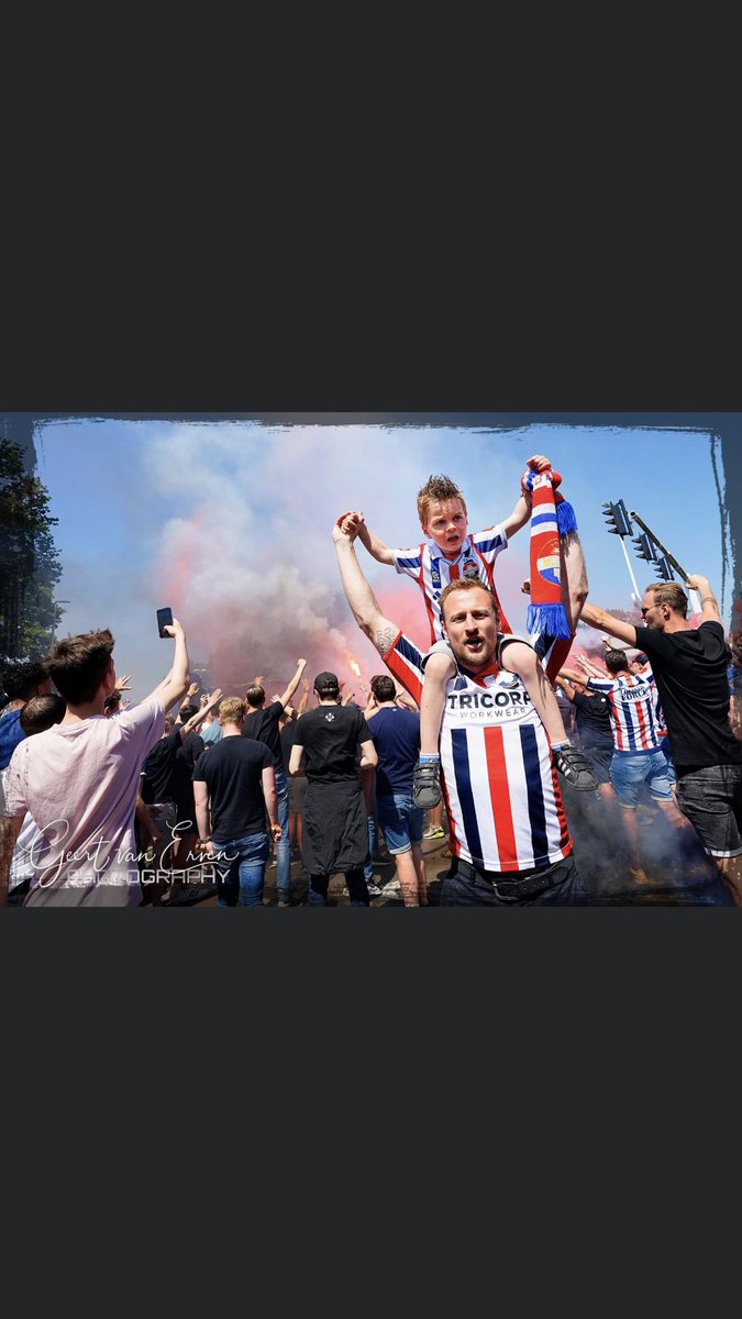 Oud speler Jonas Heymans die met zijn zoontje voor de wedstrijd aanwezig was bij het onthalen van de bus. Prachtplaat man. Mooi dat spelers zo dan kunnen worden van de club waar ze gespeeld hebben.