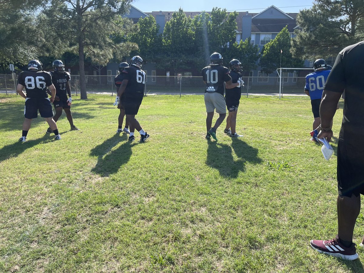 jomaul66's tweet photo. Wolves back in action this week!! Monday-Friday (4-6pm) #DubsUp #14201 #ChasingConsistency @WestsideFB_HISD @thaneread @coach_jbaxter #TunnelVision https://t.co/9nldOpH6fL