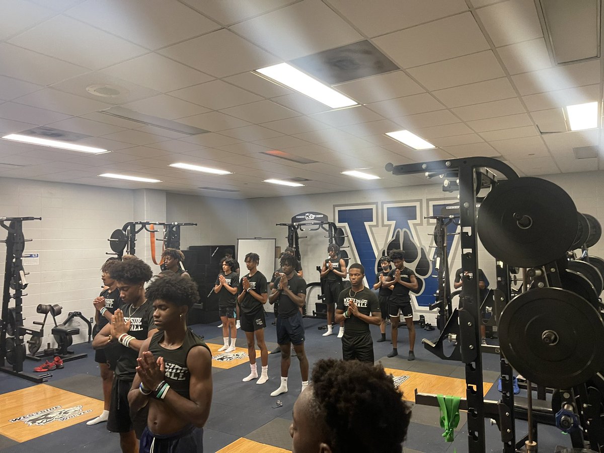jomaul66's tweet photo. Wolves back in action this week!! Monday-Friday (4-6pm) #DubsUp #14201 #ChasingConsistency @WestsideFB_HISD @thaneread @coach_jbaxter #TunnelVision https://t.co/9nldOpH6fL
