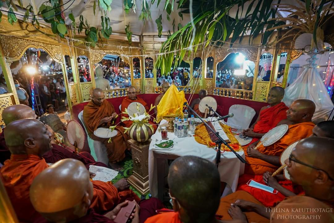 PulindaLak's tweet image. මහා පිරිත් දේශනාව 
වෙසක් පෝය නිමිත්තෙන් අරගල භූමියේ සිට🙏

📷 @ThilinaKalu 

#Pirith #VesakDay2022 #Aragalaya #SriLankaProtests #SriLanka