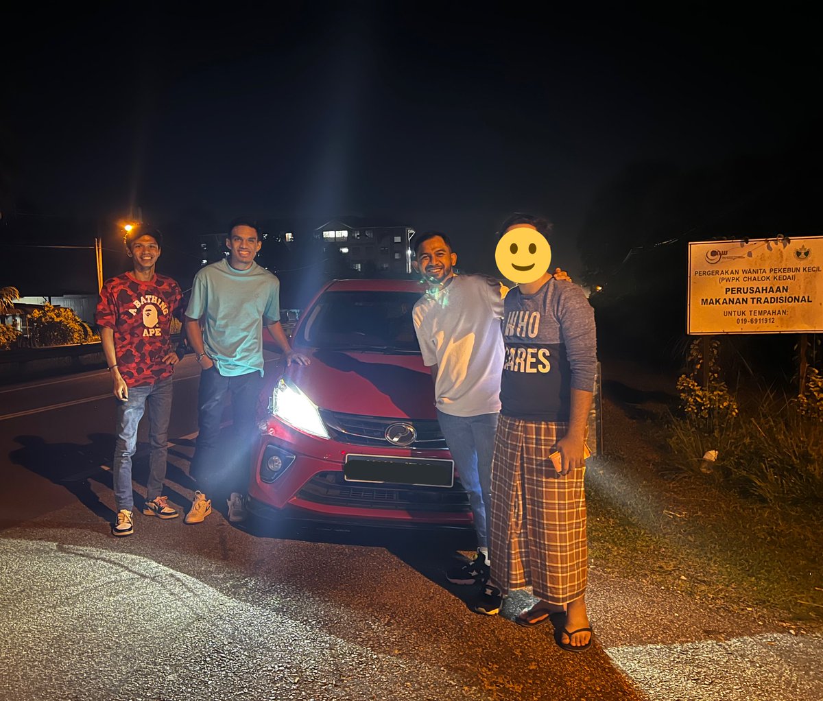 benanwar_'s tweet photo. @atikahazman @sass_syed Kepada abg myvi tu, sorry sbb bagi rm1000 tu 100 keping note rm10. Duit tu asalnya nak bagi duit raya kat budak budak yang jmpe tepi jalan masa dalam perjalanan. Tapi Allah aturkan rezeki tu utk abg repair kereta. Terima kasih Allah kerana bg peluang saksikan moment manis ni. https://t.co/koinB3S8KK