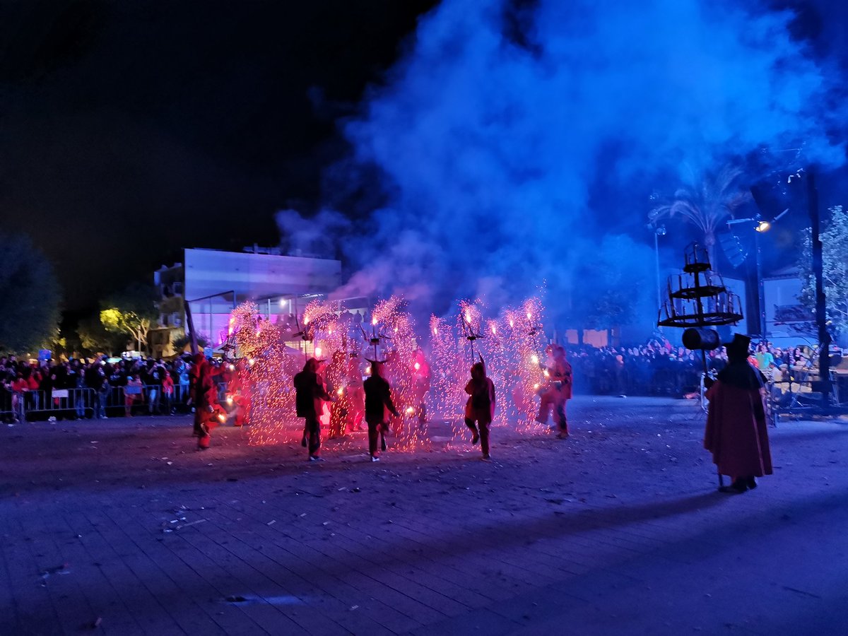 UAFValls's tweet photo. El #balldeDiablesdeValls volia foc i van tenir molt de foc!
Grans enceses realitzades ahir a la nit a Sant Pere de Ribes en el 3r Concurs d'Enceses de Catalunya.
#3rconcursenceses #SPRibes #fddc #balldediables #diables #diablesicorrefocs #enceses #correfoc #UAValls https://t.co/BRl9T3w10p