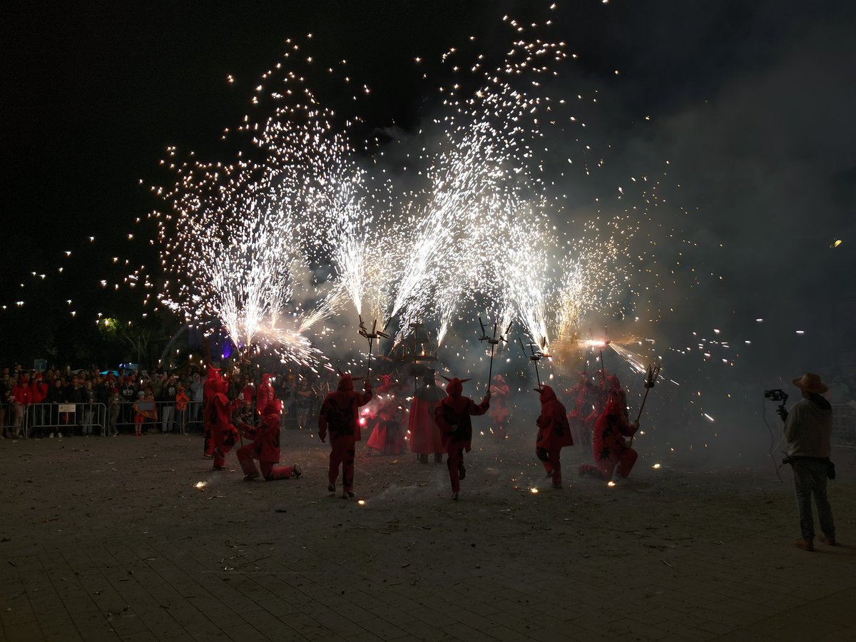 UAFValls's tweet photo. El #balldeDiablesdeValls volia foc i van tenir molt de foc!
Grans enceses realitzades ahir a la nit a Sant Pere de Ribes en el 3r Concurs d'Enceses de Catalunya.
#3rconcursenceses #SPRibes #fddc #balldediables #diables #diablesicorrefocs #enceses #correfoc #UAValls https://t.co/BRl9T3w10p
