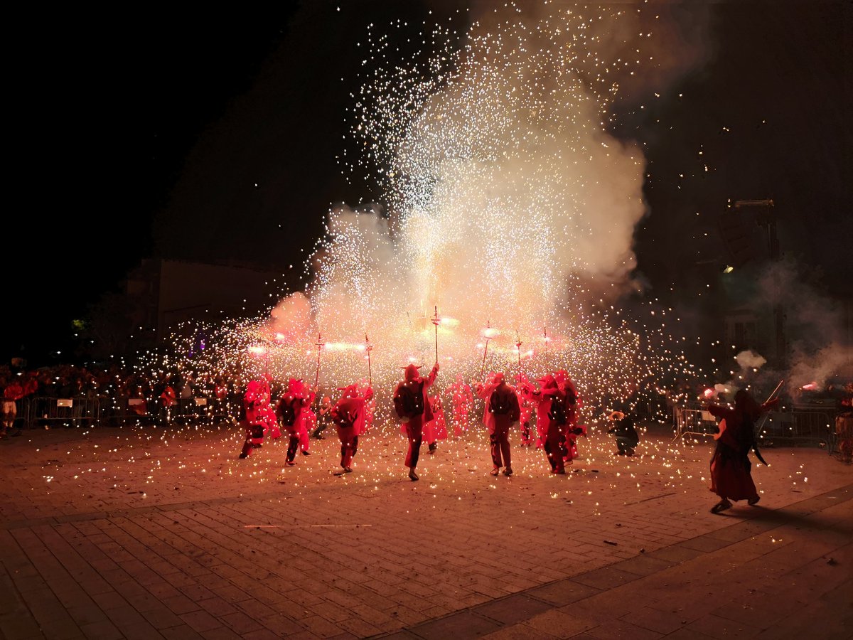 UAFValls's tweet photo. El #balldeDiablesdeValls volia foc i van tenir molt de foc!
Grans enceses realitzades ahir a la nit a Sant Pere de Ribes en el 3r Concurs d'Enceses de Catalunya.
#3rconcursenceses #SPRibes #fddc #balldediables #diables #diablesicorrefocs #enceses #correfoc #UAValls https://t.co/BRl9T3w10p