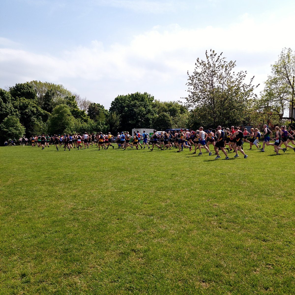 FoShelfHallPark's tweet photo. Leg 6 of the @halifaxharriers #calderdalewayrelay started from #shelfhallpark today in the 🌞 We were cheering on @NorthowramPumas teams. Well done to all the runners today 👏 https://t.co/P9iCb6mvWa