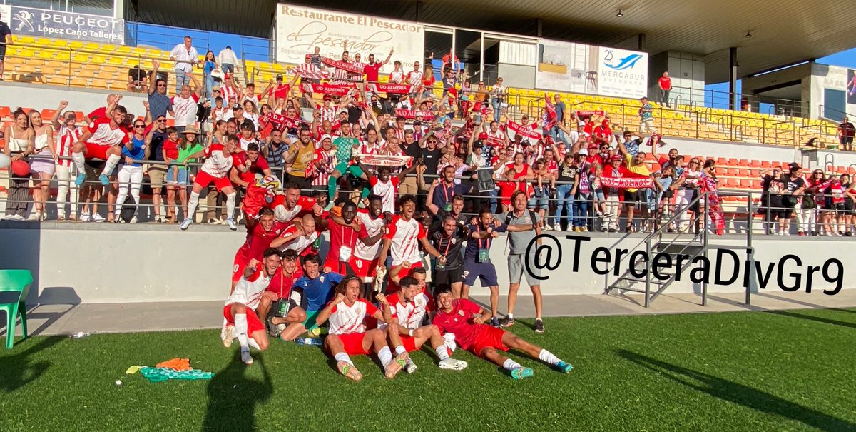 TerceraDivGr9's tweet photo. Finallll en el #FranciscoMuñozPérez de @AytoEstepona

@CDHuetorTajar 1 -
@AcademiaUDA 2

⚽️@Carlos_GH11 
⚽️@Lolo_Armario 
⚽️@LAA29king 

#PlayOffsRFAF22 #Final 
#TerceraDivGr9
  
La foto de la celebración https://t.co/rSzpnNe2OF