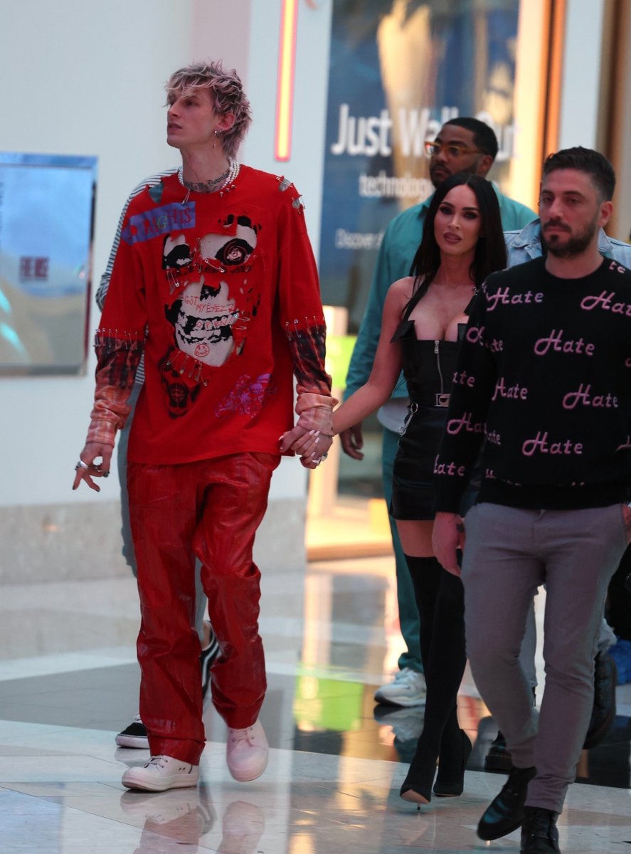 MarvelousMFox's tweet photo. 📸 | Megan Fox and Machine Gun Kelly in Las Vegas (May 13, 2022) https://t.co/FfxnXB1POL