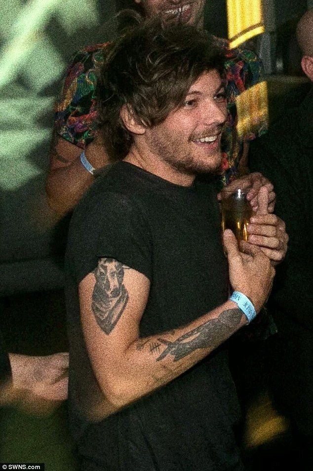 loutommoisbrave's tweet photo. Au larry

Harry esta en su última noche en Bariloche, la temática de la fiesta es disfraces.
Louis, coordinador, va a la fiesta y no para de mirar al chico semi desnudo. https://t.co/9LNMrLBsCo