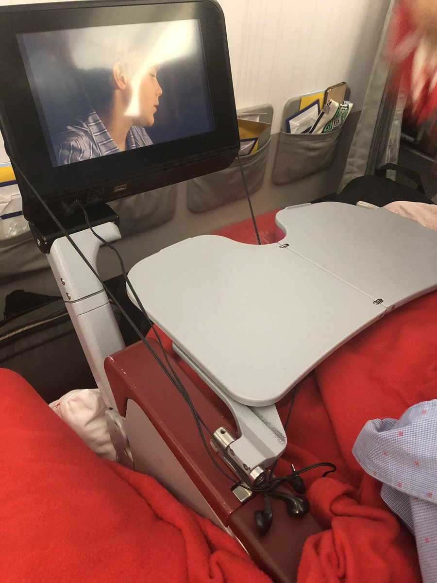 Errapa's tweet photo. Corroboro la experiencia de @R_Diaz_  ya que yo fui el artífice del apaño con el cable de los auriculares para sostener la pantalla. El día 24 tenemos nuestro vuelo de regreso a españa en un vuelo de @Iberia con origen en Mex y destino final Agp, esperemos que sea más confortable https://t.co/J0NJc7eRkj