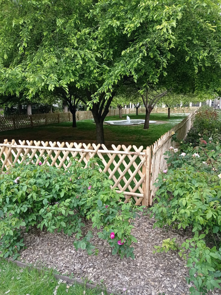 GrandRequinVert's tweet photo. Quelle drôle d'idée de barricader un parc. J'espère sincèrement que c'est provisoire. Nous sommes désespérément en recherche d'espaces verts ! #issy @Issylesmoul @ASantini_Issy #issylesmoulineaux https://t.co/S0le0U9tAr