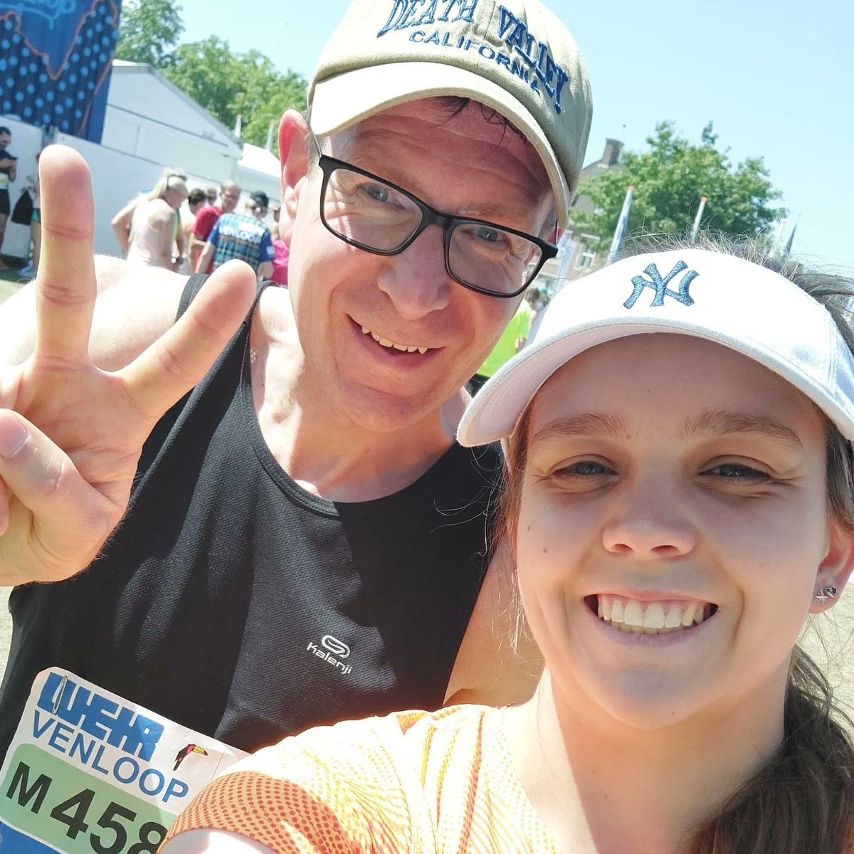 ilsecool90's tweet photo. Het was ontzettend warm, maar ik heb het wel gehaald! Iets langzamer dan normaal en ik heb een klein stukje gewandeld, maar ik ben zeer zeker tevreden! #Venloop https://t.co/PSFMeFlj8E