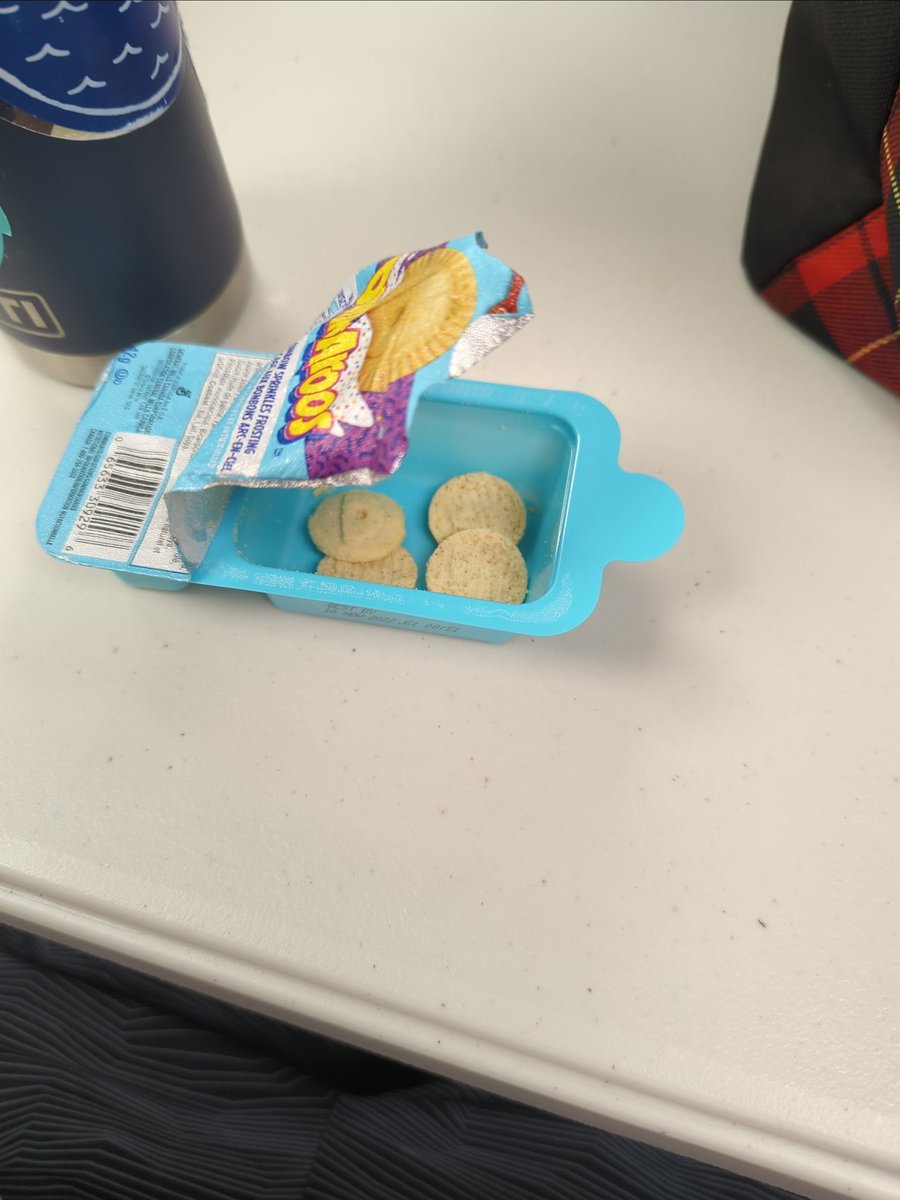 marissacuddy's tweet photo. @GeneralMills where are the rest of my cookies for my dunkaroos? Just opened them this way and it was completely sealed. So sad. https://t.co/IZIGOFbJMF