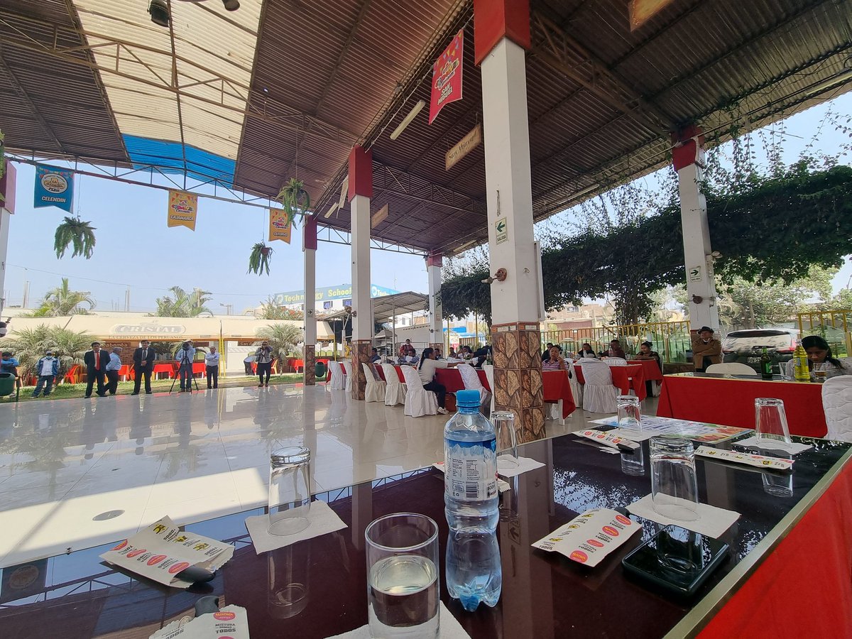 quiroztuvoz's tweet photo. 🟥Feliz Día Nacional de las #MYPEs
Desde Puente Piedra junto a los empresarios de #AAMEC celebramos este importante día del motor financiero de nuestro país.
Necesitamos unificar esfuerzos para el Parque Industrial de Ancón y proy. vial al Megapuerto de Chancay.
#AdelanteLima https://t.co/jWCk7dicfW