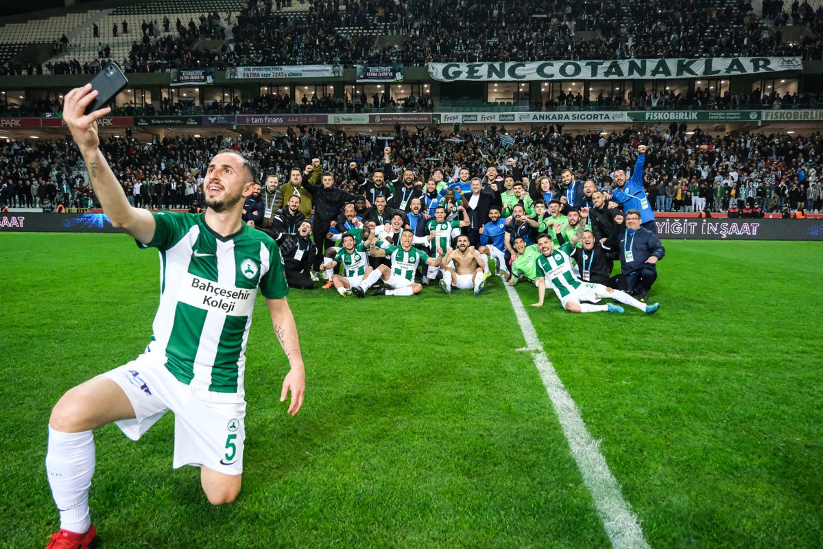anillberat's tweet photo. Süper Ligde geçirdiğimiz bu sezonu hayırlısıyla atlattık. Sıkıntılı süreçler yaşamamıza rağmen hocasıyla, başkanıyla, oyuncusuyla ve büyük taraftarıyla kenetlenerek Başardık! Simdi önümüzde daha zorlu fakat yeni hedeflerle dolu bir koca sezon var. Allah yardımcımız olsun! https://t.co/Vl9I5SoBeP