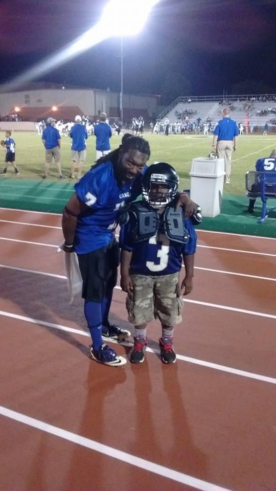 tl_GA_Lady's tweet photo. Throwback Cartersville vs Cass Alumni game
@CHSHurricaneFB @devynb20
🏈
Going into his sophomore year football ready now 💜
#BigDev💪🏾 https://t.co/8ZUnwMk8pb