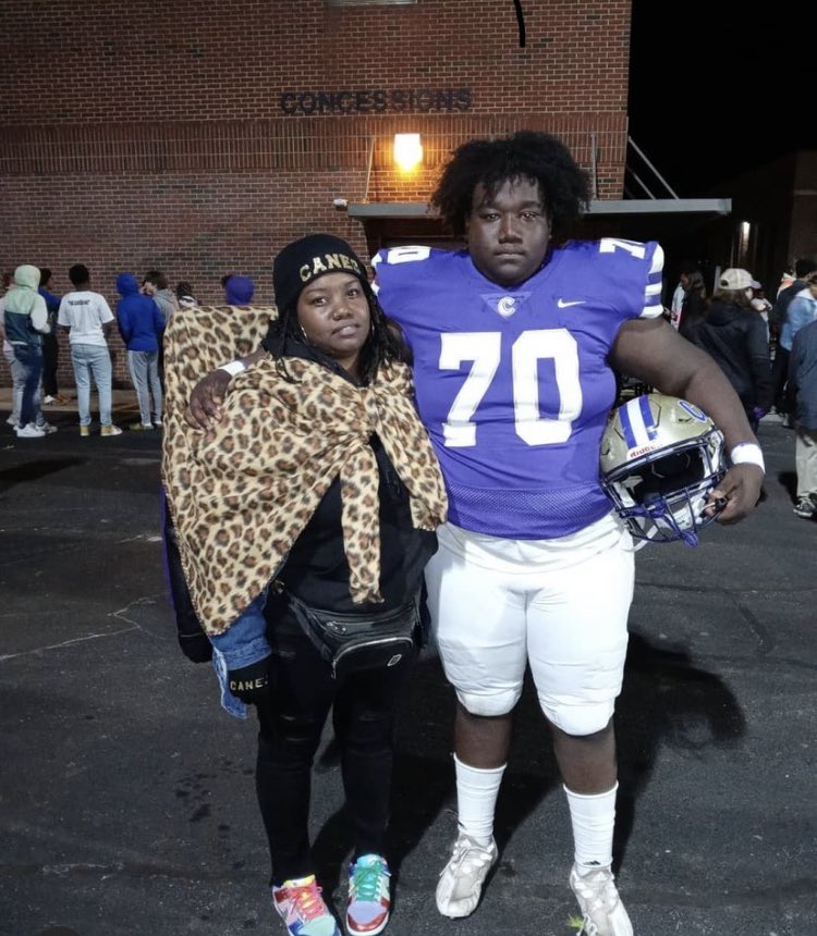 tl_GA_Lady's tweet photo. Throwback Cartersville vs Cass Alumni game
@CHSHurricaneFB @devynb20
🏈
Going into his sophomore year football ready now 💜
#BigDev💪🏾 https://t.co/8ZUnwMk8pb