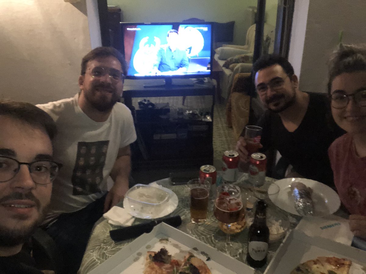Roger_Moncho7's tweet photo. #TiempoDePlayoffs Animando a los Bucks desde la terraza. #GoBucks https://t.co/NuIUEC1jpM