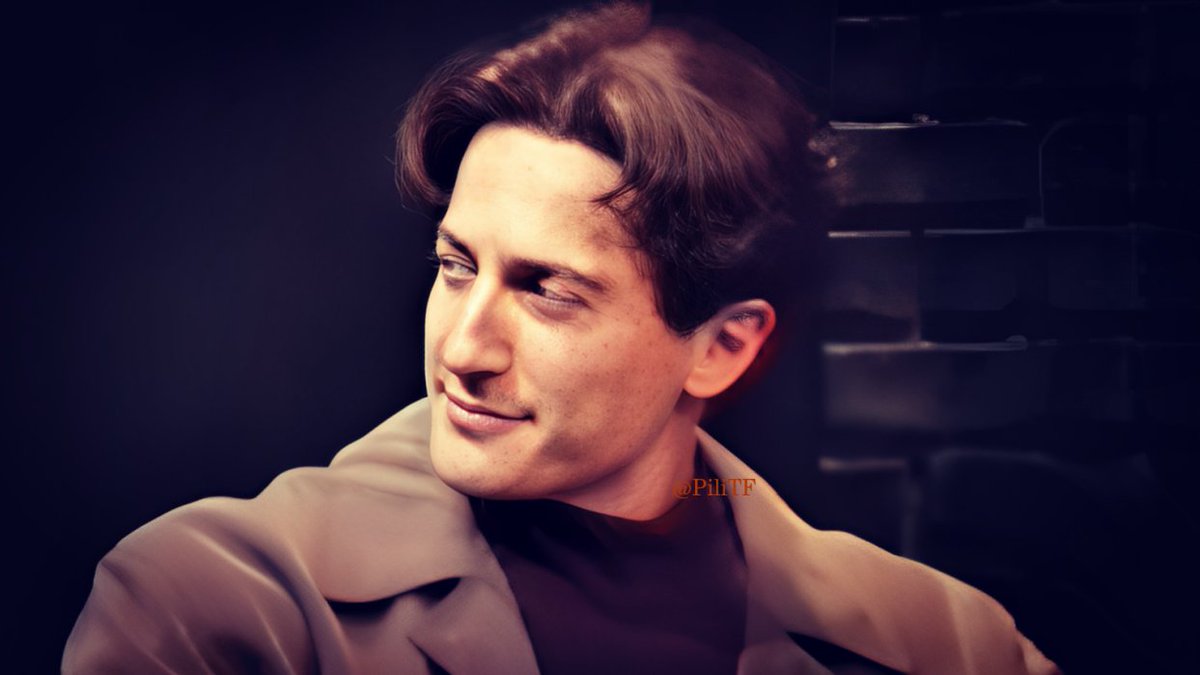 PiliTF's tweet photo. #SashaRoiz as Pip Wexler in the play "Three Days of Rain," performed at the Portland Center Stage #PCS_Armory
Portland, Oregon
May-June 2015
#screenshots
#appreciationpost https://t.co/ZltVQnAiMO