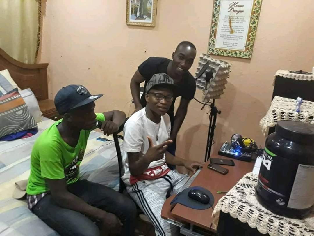 MasterKGsa's tweet photo. Don't undermine that bedroom studio one day it wi make sense!!!Just focus and work hard https://t.co/VsEThlzqb5