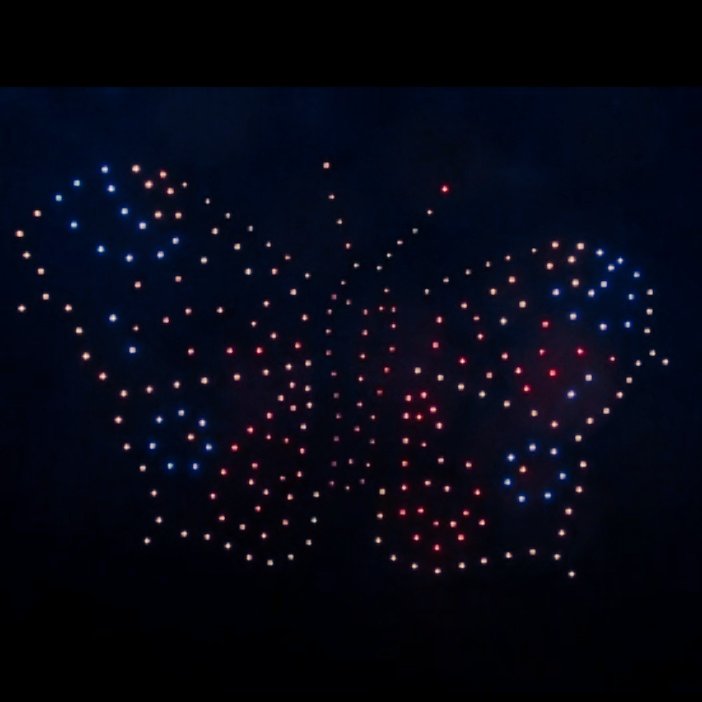 AmandaThurlow's tweet photo. Impressive! UK's longest #drone display in #Coventry this evening wowing audiences as part of the City of Culture celebrations  #ourwilderfamily #lightsdisplay https://t.co/wdCWX92WKa