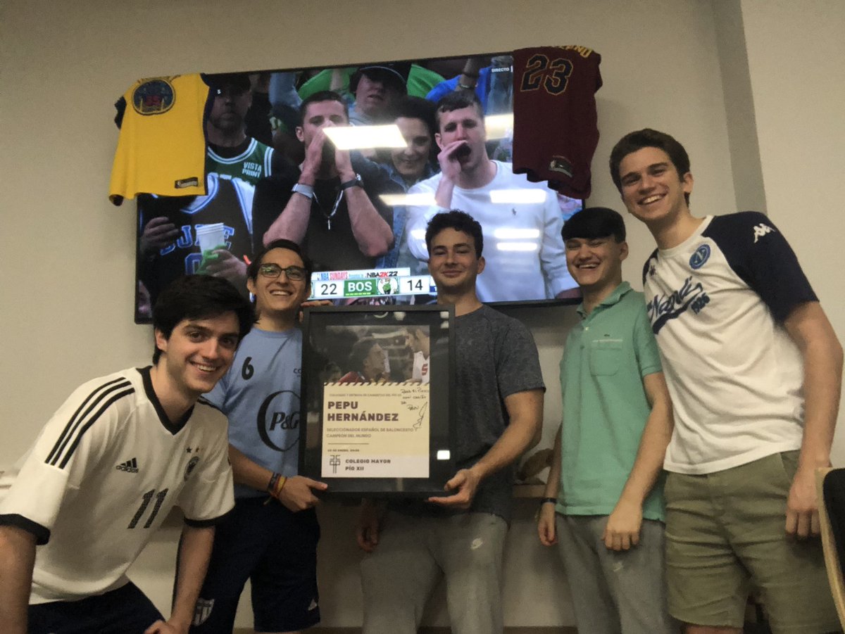 juanchazaarra's tweet photo. #TiempoDePlayoffs #NBAPlayoffs #NBASundays @MovistarNBA  
Desde el Colegio Mayor Pio XII disfrutando de este pedazo de Game 7 🦌vs☘️ https://t.co/TU0zlsEYl7