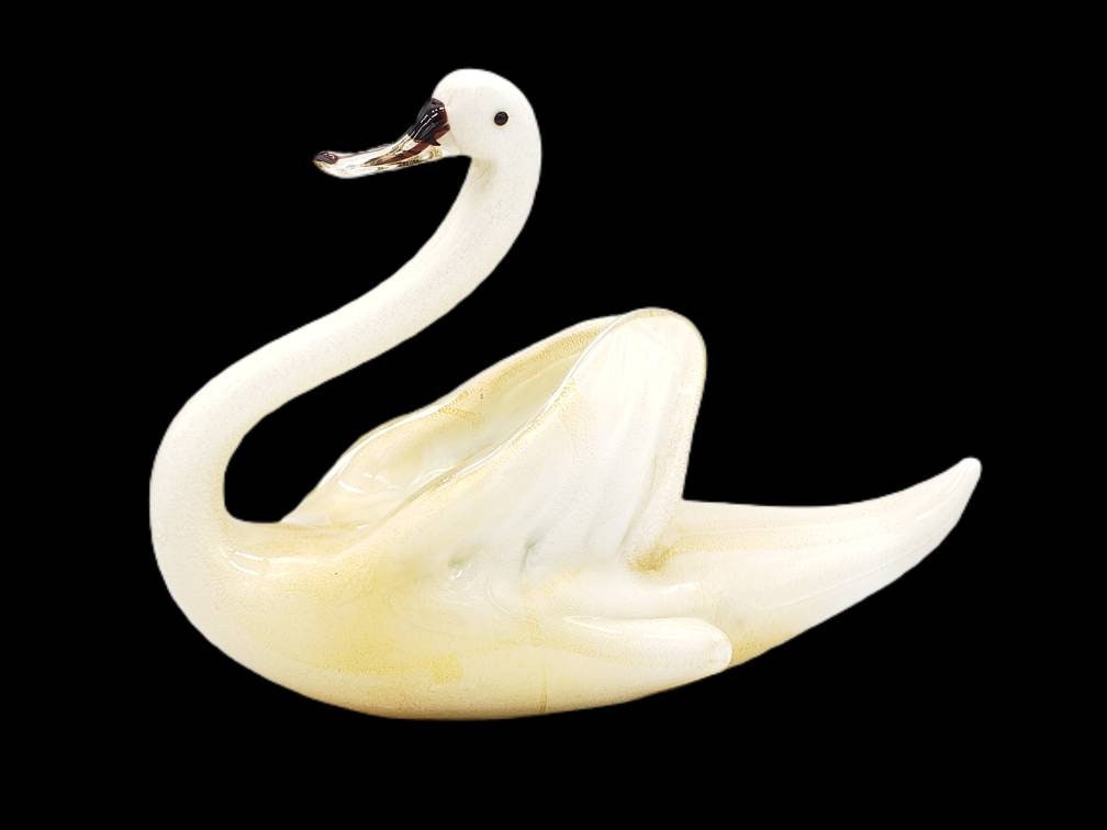 GreenKeyVintage's tweet photo. Excited to share the latest addition to my #etsy shop: Art Glass Swan, Murano Style Glass, Wedding Decor, Swan Decor https://t.co/1arztEU17Q #white #anniversary #easter #yellow #tabletop #artglass #glassswan #largeswan #muranostyle https://t.co/Vio3seWBPD