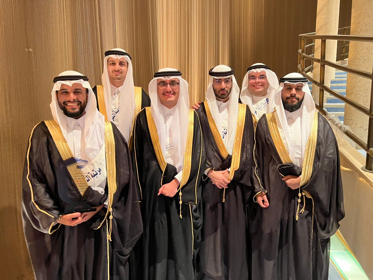 الحمد لله الذي بنعمته تتم الصالحات
تخرجت الحمد لله من كلية الطب بمرتبة شرف أولى
"من لا يشكر الناس لا يشكر الله" محظوظ جدًا بدفعتي #med437 وكل اللي تعرفت عليهم خلال دراستي في الكلية، لهم فضل كبير علي. الله يسهل لنا القادم
#حفل_كلية_الطب_الدفعة_٦٠