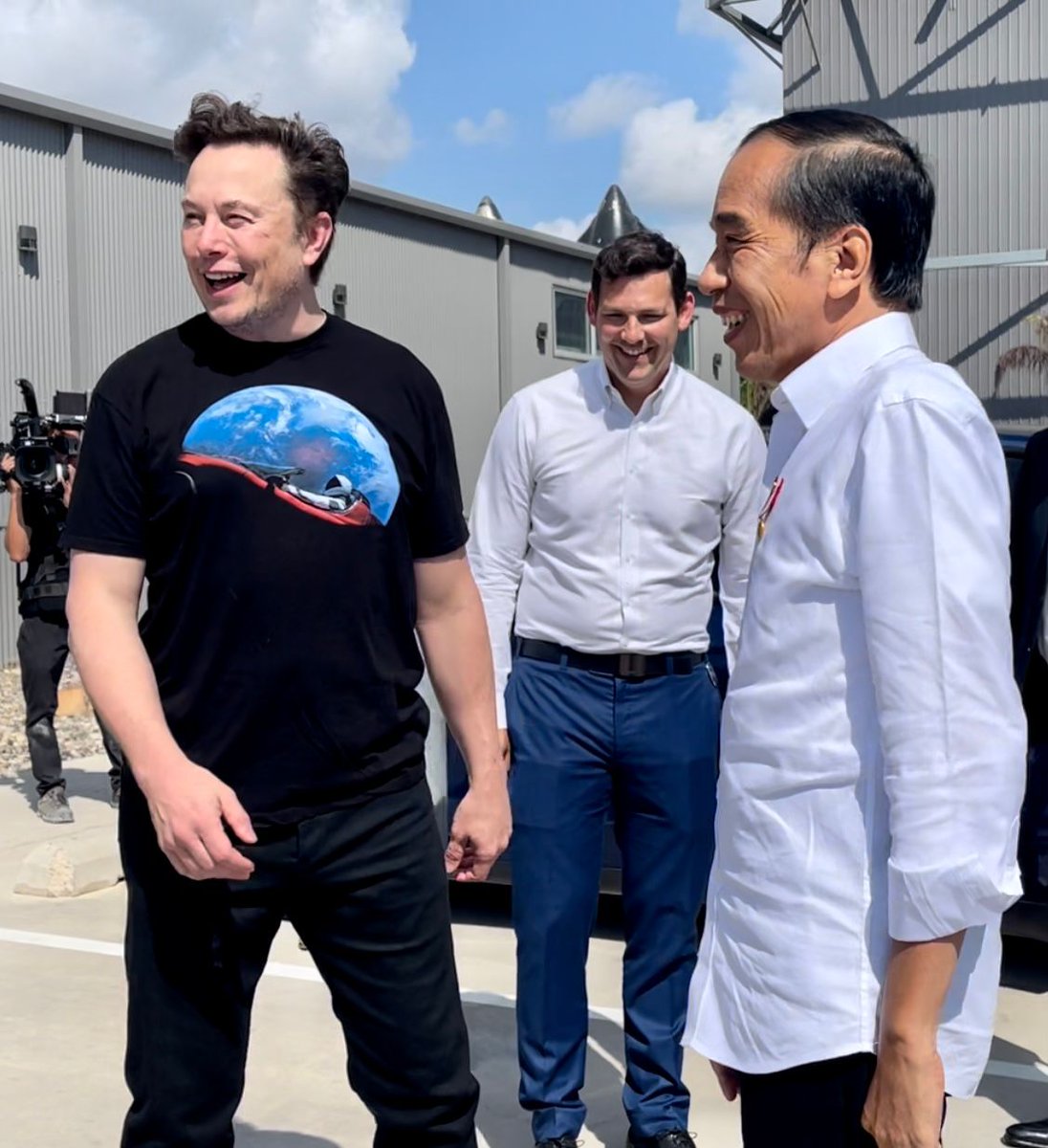 PPathole's tweet photo. Indonesian president @jokowi meets up with @elonmusk at Starbase, Texas https://t.co/uFB1TzKUun