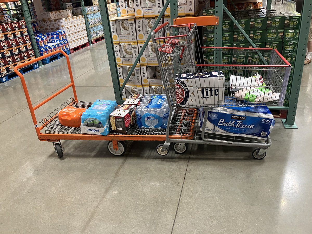 Knifeman3's tweet photo. This guy ain’t playing at Costco https://t.co/DSH0j0Ke1f