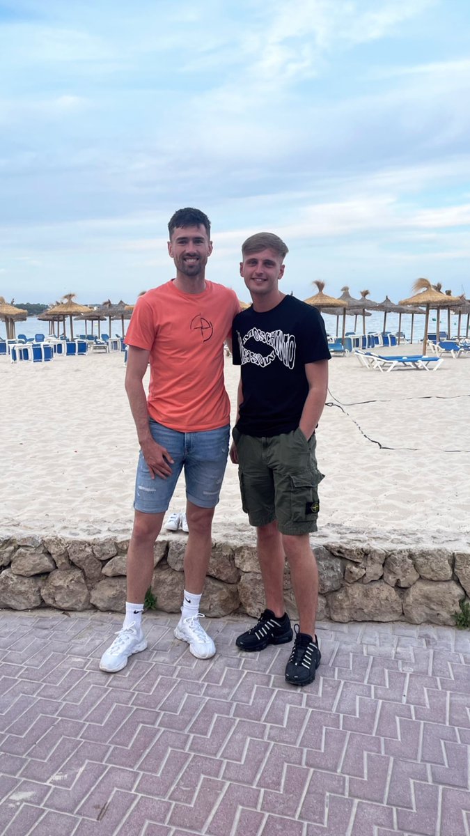 _samwarddd's tweet photo. My mate in Spain 🌭 https://t.co/PDvpH3Dd73