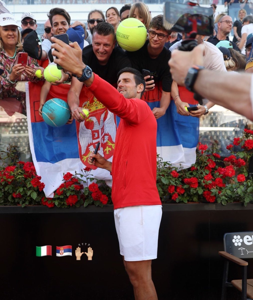 Djokovic celebrating with his fans after winning his 6th Rome Title & record breaking 38th Masters 1000 Title!!

The support for Djokovic in Rome has been absolutely incredible!!

No player gives back to his fans more than Djokovic!!

Uno Di Noi🙏🏽❤🇮🇹 

#idemo #NoleFam #IBI22