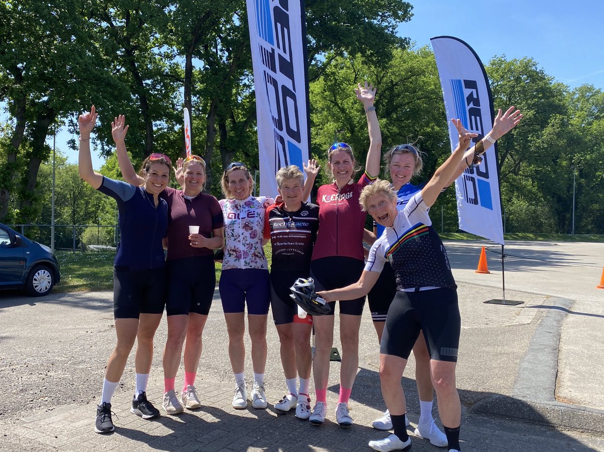 Vera_Koedooder's tweet photo. Wie herkend de voormalige pro’s op foto 1? 👵🏼😜 

Wat was het een prachtige dag om een wielerclinic te geven met dit stel en rensters van @reto_arnhem aan zo’n 50 vrouwen! 🚴🏼‍♀️☀️🌲💪🏼😎 

#Tof #TipsEnTricks #LadiesWielerclinic #Vrouwenwielrennen #Arnhem #Veluwe https://t.co/BMIRtdyqS9