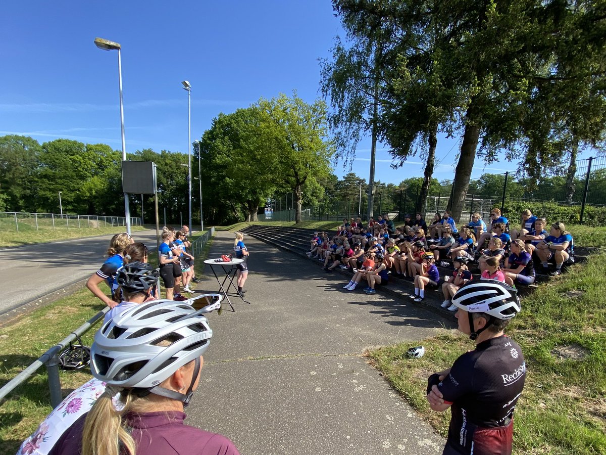 Vera_Koedooder's tweet photo. Wie herkend de voormalige pro’s op foto 1? 👵🏼😜 

Wat was het een prachtige dag om een wielerclinic te geven met dit stel en rensters van @reto_arnhem aan zo’n 50 vrouwen! 🚴🏼‍♀️☀️🌲💪🏼😎 

#Tof #TipsEnTricks #LadiesWielerclinic #Vrouwenwielrennen #Arnhem #Veluwe https://t.co/BMIRtdyqS9