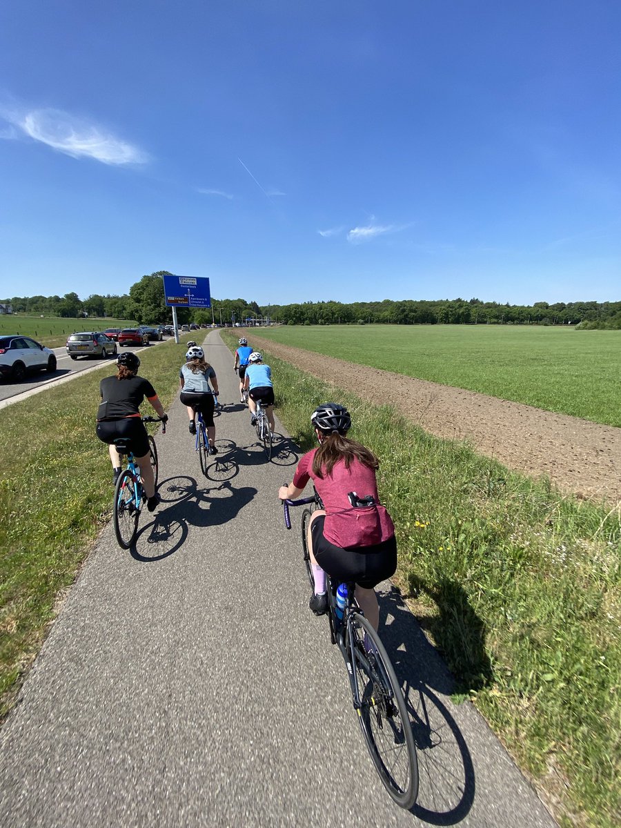 Vera_Koedooder's tweet photo. Wie herkend de voormalige pro’s op foto 1? 👵🏼😜 

Wat was het een prachtige dag om een wielerclinic te geven met dit stel en rensters van @reto_arnhem aan zo’n 50 vrouwen! 🚴🏼‍♀️☀️🌲💪🏼😎 

#Tof #TipsEnTricks #LadiesWielerclinic #Vrouwenwielrennen #Arnhem #Veluwe https://t.co/BMIRtdyqS9