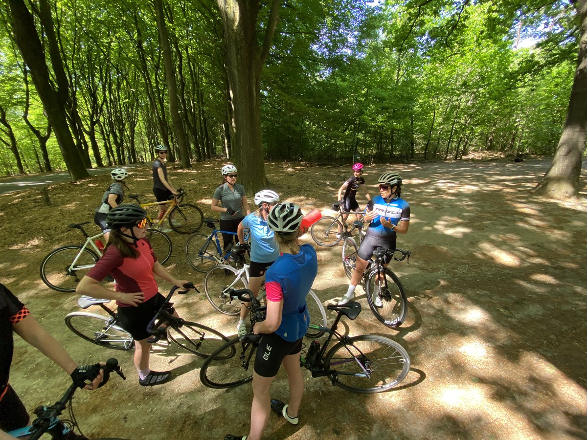 Vera_Koedooder's tweet photo. Wie herkend de voormalige pro’s op foto 1? 👵🏼😜 

Wat was het een prachtige dag om een wielerclinic te geven met dit stel en rensters van @reto_arnhem aan zo’n 50 vrouwen! 🚴🏼‍♀️☀️🌲💪🏼😎 

#Tof #TipsEnTricks #LadiesWielerclinic #Vrouwenwielrennen #Arnhem #Veluwe https://t.co/BMIRtdyqS9