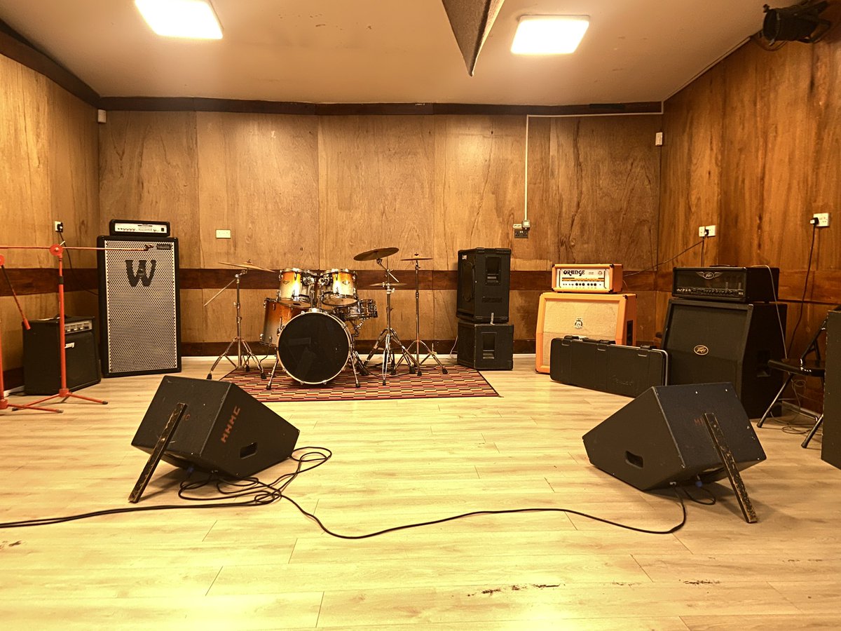 MickeySalz's tweet photo. Very cool getting to play @MillHillMusicCo this week. Things coming together and less than a week to go until the big night #papasandmamas #ashmount https://t.co/p0Qyd6oCPI