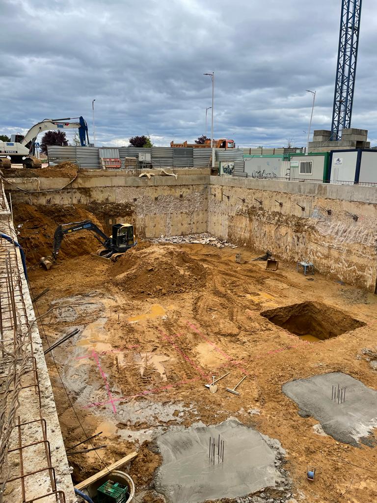 Fase final del vaciado de solar de Residencial La Granja León, en León.

#vaciadodesolar #excavacionesleon #excavacionesmancenido #derribos #demoliciones